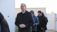PREDSEDNIK VUČIĆ STIGAO NA GLASANJE Stao je u red sa građanima i čeka da obavi građansku dužnost