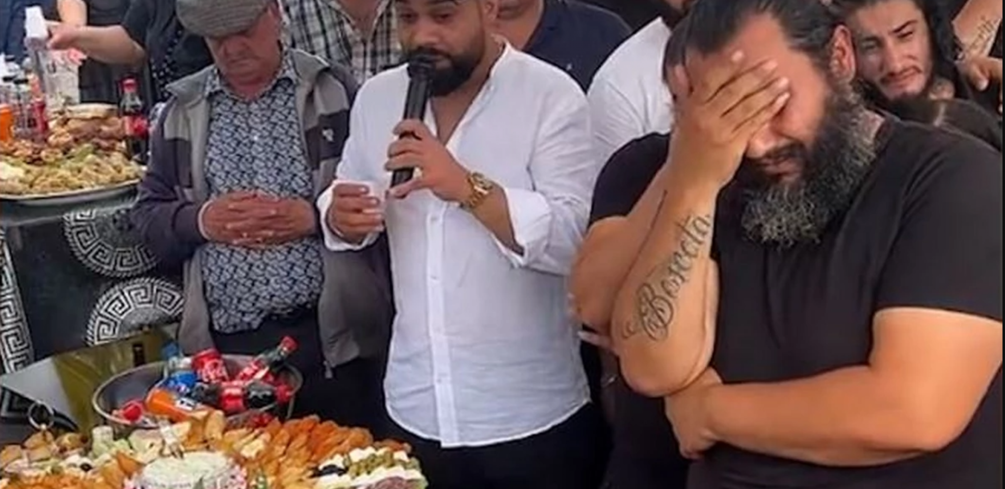 OVAKVU BIZARNOST JOŠ NISTE VIDELI! Na groblju napravili žurku, postavili švedski sto, doveli pevača, pa sve snimali (VIDEO)