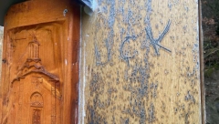 KURTIJEV TEROR DAN PRED IZBORE U SRBIJI Na znaku ka manastiru Draganac osvanuo natpis "UČK"