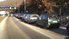 NA BRNJAKU SU I DALJE VELIKE GUŽVE Formirane su kilometarske kolone, Srbi idu ka centralnoj Srbiji da bi glasali