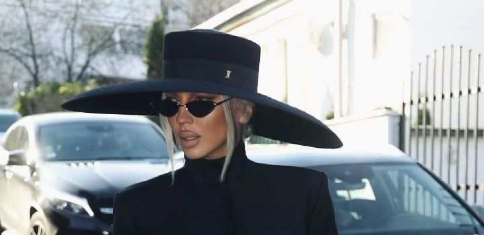 EVO KOJE ZNAČENJE IMA CVET NA KARLEUŠINIM GRUDIMA Diva najnovijim stajlingom uzdrmala Balkan, a ovaj detalj je posebano zanimljiv