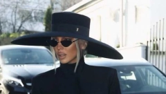 EVO KOJE ZNAČENJE IMA CVET NA KARLEUŠINIM GRUDIMA Diva najnovijim stajlingom uzdrmala Balkan, a ovaj detalj je posebano zanimljiv