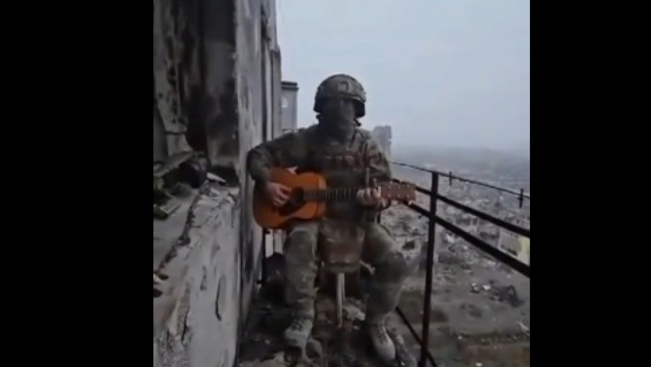 SAMO NE RECI MAJCI DA SAM U BAHMUTU Da se naježiš: Ruski vojnik svira gitaru i peva dok pljušte granate (VIDEO)