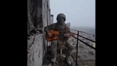 SAMO NE RECI MAJCI DA SAM U BAHMUTU Da se naježiš: Ruski vojnik svira gitaru i peva dok pljušte granate (VIDEO)