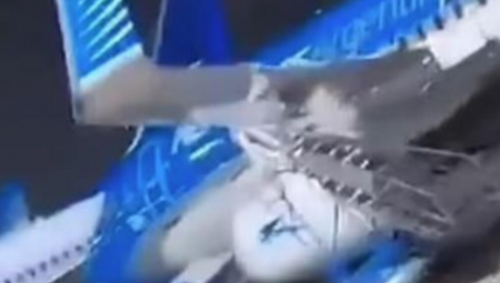 AVION UDARIO U ZGRADU Horor na aerodromu: Olujni vetar prevrnuo letelicu (VIDEO)