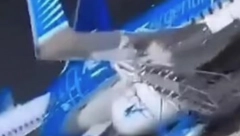 AVION UDARIO U ZGRADU Horor na aerodromu: Olujni vetar prevrnuo letelicu (VIDEO)