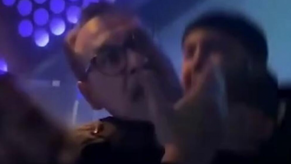 PIJAN SE POTUKAO SA OBEZBEĐENJEM, PA PAO Bivši vicekancelar napravio skandal u diskoteci (VIDEO)