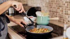 KUVARI SU OTKRILI GENIJALAN TRIK Evo kako da vam ulje ne prska po šporetu dok pržite ribu, treba vam jedan začin