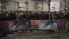 ĐILASOVCI DIVLJAJU ISPRED RIK Lome ogradu, nasrću na trobojku, bacaju toalet papir... (VIDEO)