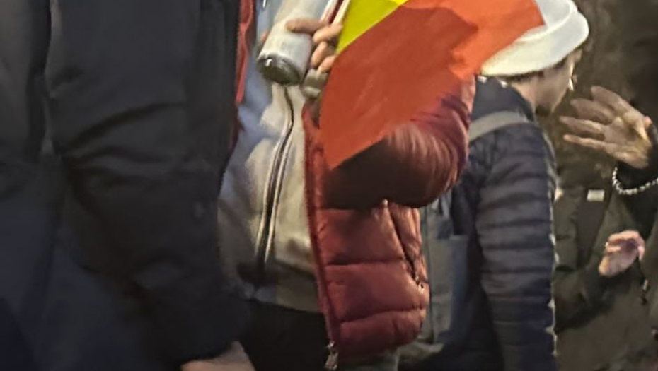 PIJU I VIČU Đilasovci divljaju ispred zgrade RIK-a (VIDEO)