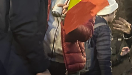 PIJU I VIČU Đilasovci divljaju ispred zgrade RIK-a (VIDEO)