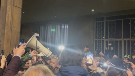 ĐILASOVCI PONELI ORUŽJE Ovo su pripadnici obezbeđenja oteli prilikom pokušaja ubada u RIK (FOTO)