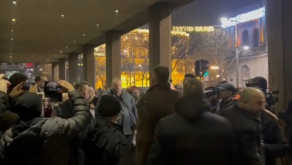 HAOS ISPRED RIK-a! Studenti gađaju zgradu i novinare flašama, traže da uđu unutra! (VIDEO)