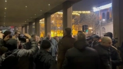 HAOS ISPRED RIK-a! Studenti gađaju zgradu i novinare flašama, traže da uđu unutra! (VIDEO)