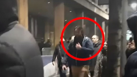 SNIMLJEN TOKOM NAPADA NA KOVAČEVIĆA Evo kako pulen Dojče velea pravi haos ispred RIK-a (VIDEO)