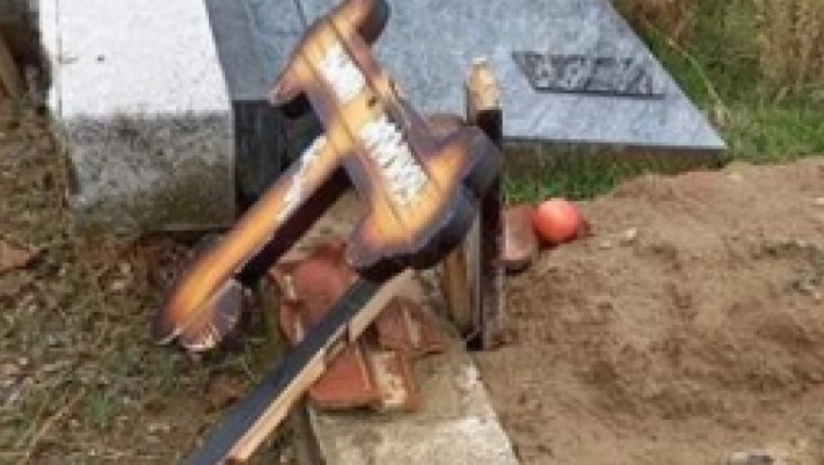 NI MRTVIMA NE DAJU MIRA NA KiM Oskrnavljeno srpsko groblje u Orahovcu