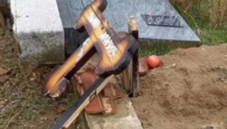 NI MRTVIMA NE DAJU MIRA NA KiM Oskrnavljeno srpsko groblje u Orahovcu