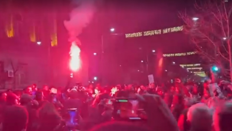 OPET DIVLJANJE ISPRED RIK-A Ponovo bacaju jaja, sad pale i BAKLJE