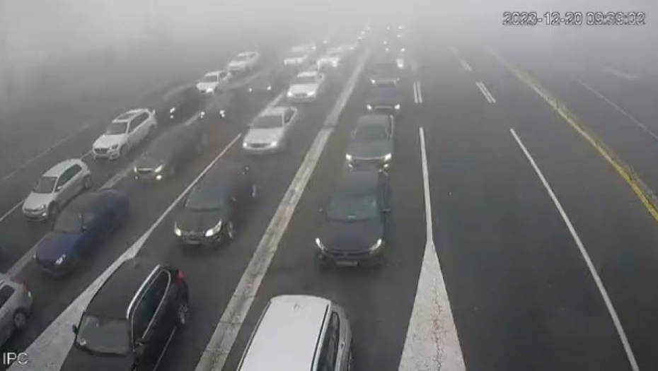 JOŠ NISU POČELE  PRAZNIČNE GUŽVE Kamioni na graničnom prelazu Šid čekaju četiri sata