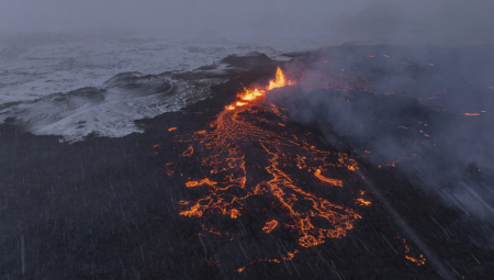 UŽASNI SNIMCI SA ISLANDA Lava guta put, stanovništvo u panici (VIDEO)
