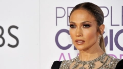 SVI POGLEDI BILI SU UPRTI U NJU Džej Lo otkrila savršeno isklesane trbušnjake u minijaturnom bikiniju, njoj fotošop nije potreban