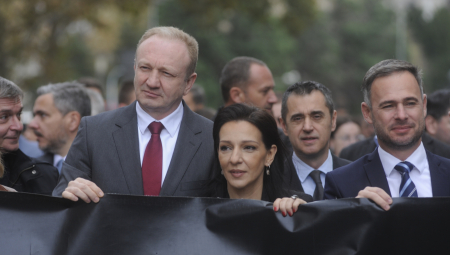 "MUVE, GENERACIJE ĆE VAS SE STIDETI" Brnabić rasturila đilasovce: 1.277.000 Srba je dalo živote da bi sačuvali samostalnost, a šta vi radite?