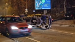 JEZIVA SCENA U BULEVARU Kamion prevrnut nasred ulice!