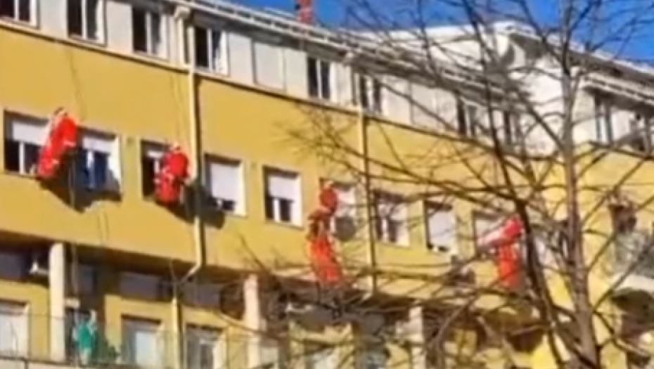 DANAS NEĆETE VIDETI NIŠTA LEPŠE Prizor koji tera suze na oči - Deda Mrazovi se spustili sa krova Tiršove i dali paketiće mališanima (VIDEO)