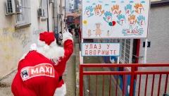 MAXI sa svojim kupcima ulepšao praznike najmlađima (FOTO)