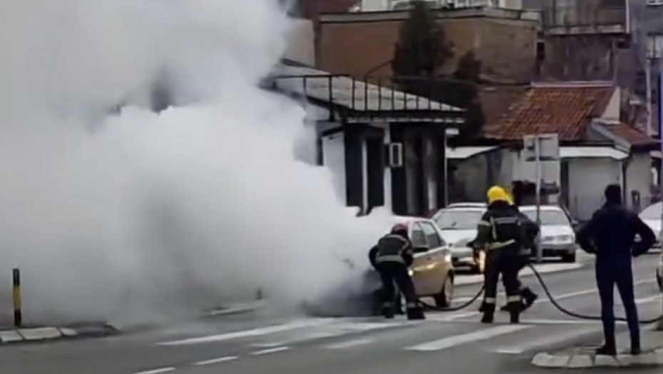 POŽAR NA ZVEZDARI Gusti dim se širi, vatrogasci pokušavaju da ugase vatru (VIDEO)