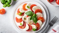 KAPREZE SALATA Osvežavajući prilog koji će dati šmek svakom jelu, napravite kao Italijani