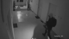 BEOGRAĐANI POBESNELI Objavljen snimak sigurnosnih kamera, muškarac ušao u zgradu. pa uradio nešto nečuveno (VIDEO)