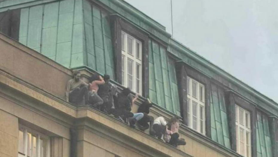 SVEDOČENJA LJUDI SA FOTOGRAFIJE UŽASA IZ PRAGA Krili se na simsu i čuli kako se ubica približava, ostalo im je samo jedno (VIDEO)
