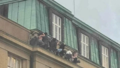 SVEDOČENJA LJUDI SA FOTOGRAFIJE UŽASA IZ PRAGA Krili se na simsu i čuli kako se ubica približava, ostalo im je samo jedno (VIDEO)