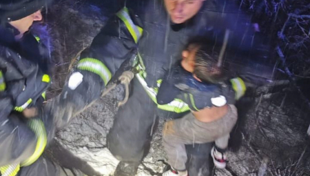 OTAC JE DRŽAO POVREĐENOG SINA, A LEKAR JE PLAKAO JER NIJE MOGAO DA POMOGNE TRUDNICI Vatrogasac otkrio sve detalje teške nesreće u kanjonu Ibra (FOTO)