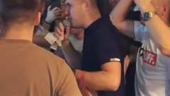 PUNA KESA BAKŠIŠA Pevač nije mogao da drži novac u rukama, ljudi u neverici