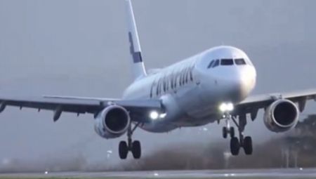 PIJETE ALKOHOL U AVIONU? Mnogi se ovako opuštaju tokom leta, a ni ne sanjaju da može doći do katastrofe!