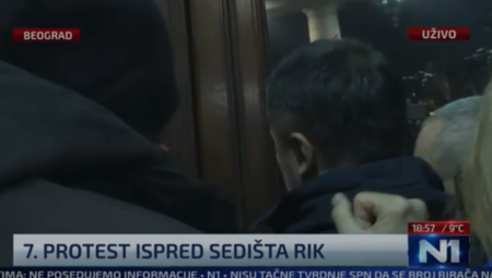ĐILASOV KANDIDAT ZA GRADONAČELNIKA SLOMIO STAKLO NA VRATIMA SKUPŠTINE GRADA Nasilnik se pohvalio:  "Slomio sam državnu imovinu"