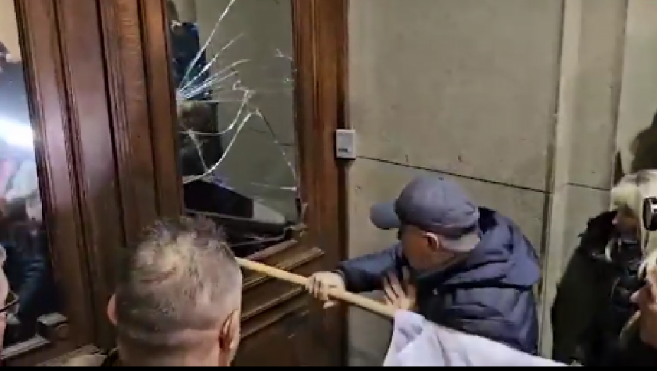 STRAVIČNA SCENA NASILJA ISPRED SKUPŠTINE Ništa ima nije sveto, srpskom zastavom razvaljuju državnu imovinu! (VIDEO)