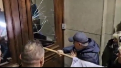 STRAVIČNA SCENA NASILJA ISPRED SKUPŠTINE Ništa ima nije sveto, srpskom zastavom razvaljuju državnu imovinu! (VIDEO)