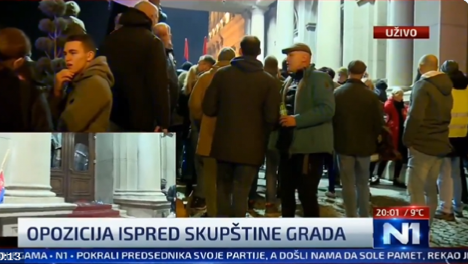 REPORTERKA N1: OPOZICIJA BACA SUZAVAC I BIBER SPREJ NA SRPSKU POLICIJU!