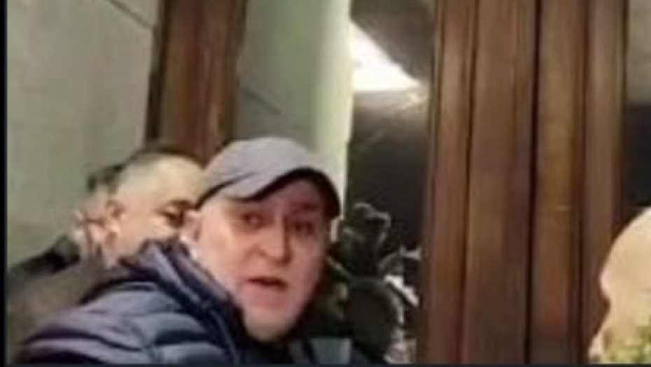 EVO KO JE NASILNIK ISPRED SKUPŠTINE Dokazani siledžija došao iz Blaca da brani izbornu volju Beograđana! (VIDEO)
