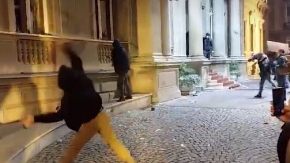 NEMAČKI NEDELJNIK "UNZERE CAJT" PRIZNAO Amerika, EU i Berlin podržali opoziciju kako bi Srbija odustala od politike neutralnosti