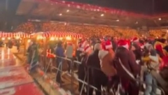 BOŽIĆNI SPEKTAKL ZA PAMĆENJE Navijači napravili praznični šou, njih 50.000 pevalo na sav glas (VIDEO)