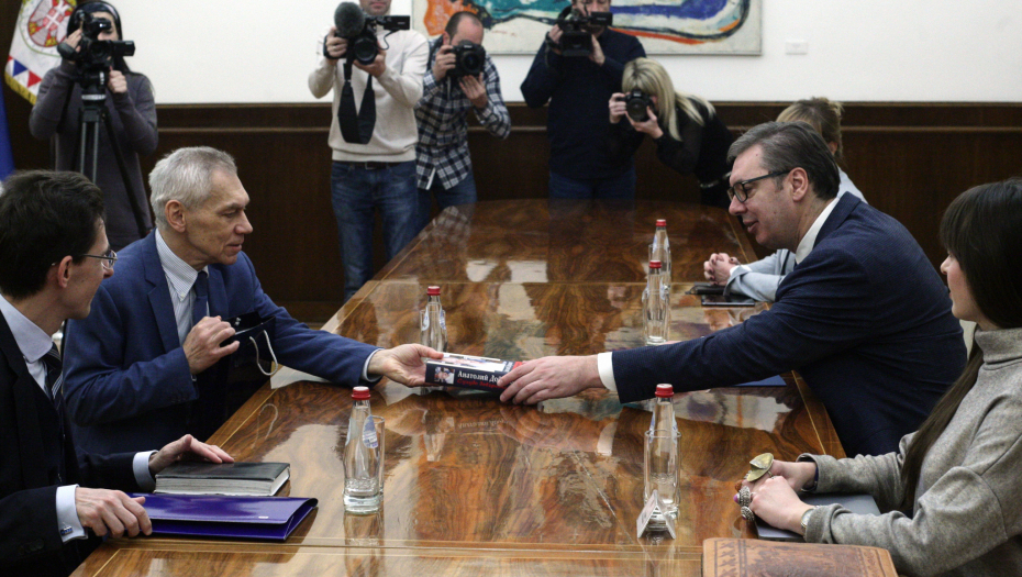 VUČIĆ SA HARČENKOM U toku je sastanak, ruski ambasador poklonio predsedniku Srbije knjigu „Strogo poverljivo“ (FOTO)