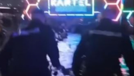 SNIMCI ISPRED "KARTELA" Opšta panika, ljudi u vodi do guše, a evo ko im je priskočio u pomoć (VIDEO)
