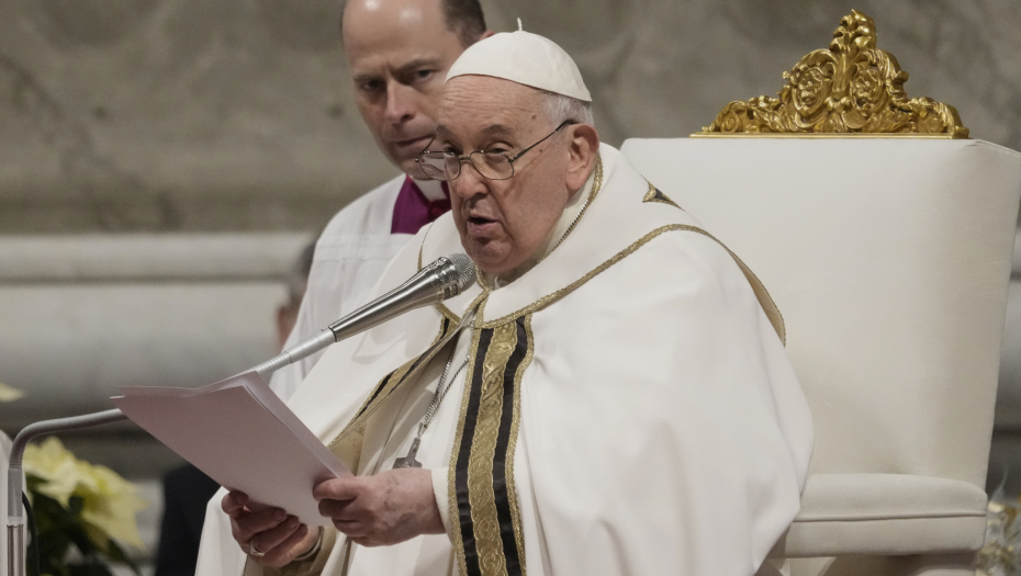 PAPA PREKINUO GOVOR: "Postoji problem"
