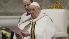 PAPA PREKINUO GOVOR: "Postoji problem"