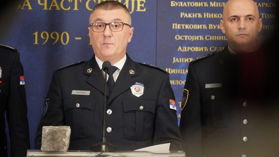 POVREĐENO OSAM POLICAJACA, GAĐALI SU IH KAMENICAMA, MOTKAMA, BAKLJAMA Načelnik Uprave policije o sinoćnim  demonstracijama