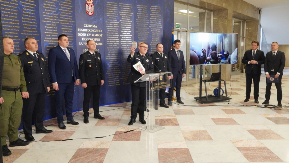 URNISALI POLICAJCE TRI SATA  2.400 nasilnika terorisalo i razbijalo Skupštinu